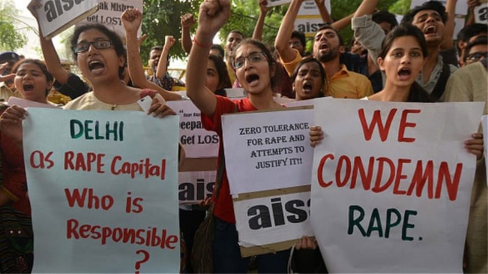 Σοκ στην Ινδία: Επιτέθηκαν σε 34 μαθήτριες με ραβδιά γιατί διαμαρτυρήθηκαν για σεξουαλική παρενόχληση
