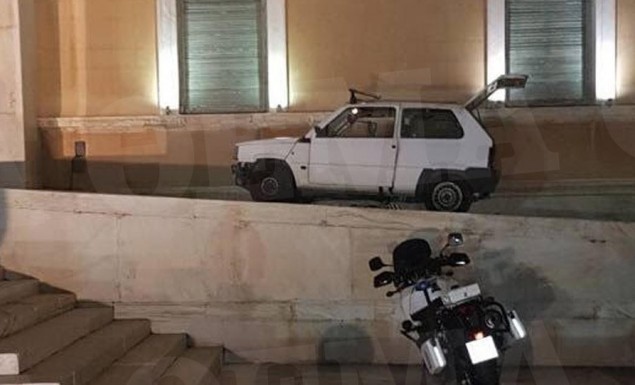 Παραβίασε 33 κόκκινα ο οδηγός του Fiat Panda που εισέβαλε στη Βουλή