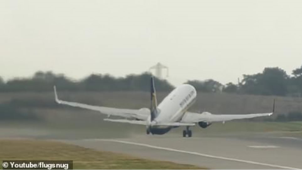 Αεροσκάφος της Ryanair απογειώθηκε με το... πλάι! (ΒΙΝΤΕΟ)
