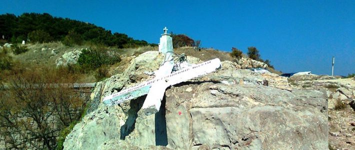 Οι πολίτες της Λέσβου ζητούν να μπει μεγαλύτερος σταυρός στο σημείο που γκρεμίστηκε ο προηγούμενος