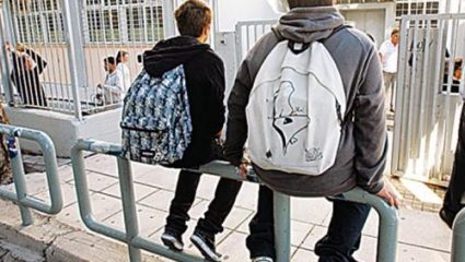 Μαθητής γυμνασίου στην Κύπρο έριξε κουτουλιά σε καθηγήτρια και την απείλησε με μαχαίρι! Μαθητής γυμνασίου στην Κύπρο έριξε κουτουλιά σε καθηγήτρια και την απείλησε με μαχαίρι!
