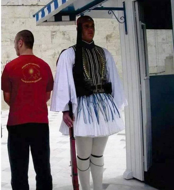 Σκοπιανός φορά μπλούζα της «Μεγάλης Μακεδονίας» δίπλα σε εύζωνα! (ΦΩΤΟ)