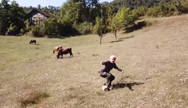 Bοσκός είδε για πρώτη φορά drone και έτρεξε να σωθεί! (ΒΙΝΤΕΟ)