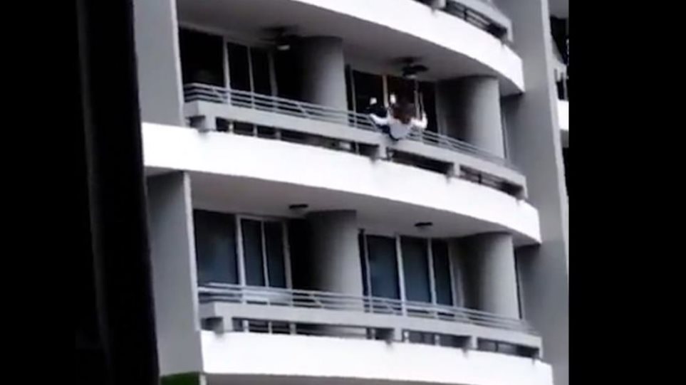 Σοκαριστικό βίντεο: Έβγαλε σέλφι και έπεσε από τον 27ο όροφο!