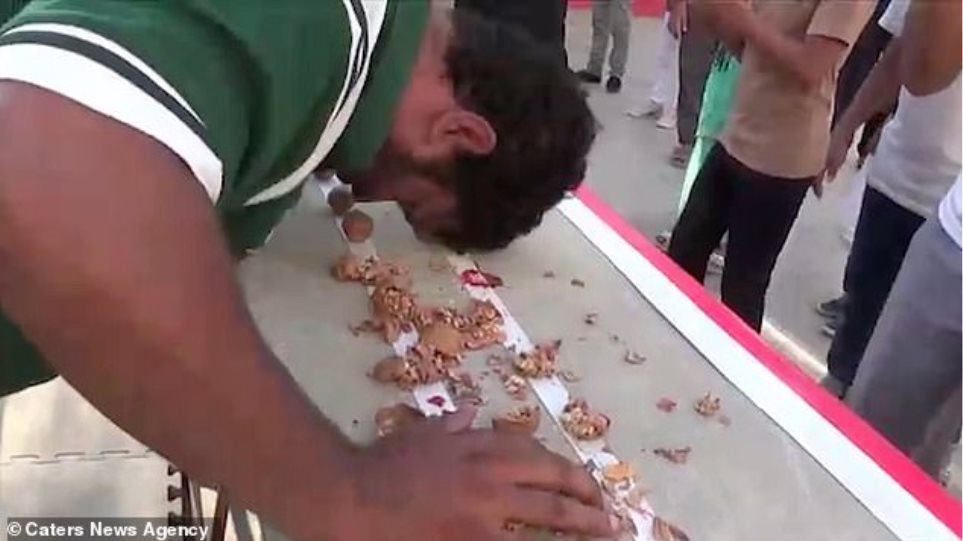 Έσπασε 247 καρύδια σε ένα λεπτό με το κεφάλι του για να κάνει ρεκόρ Γκίνες