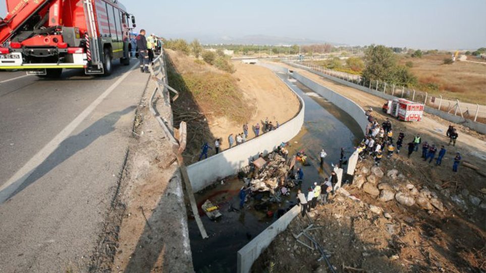 Τραγωδία: τουλάχιστον 15 μετανάστες νεκροί από ανατροπή φορτηγού στη Σμύρνη
