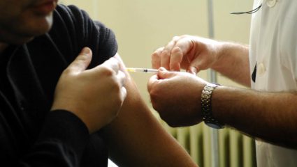 Ο παράξενος θάνατος λίγες ώρες μετά τον εμβολιασμό προκαλεί τρόμο Ο παράξενος θάνατος λίγες ώρες μετά τον εμβολιασμό προκαλεί τρόμο