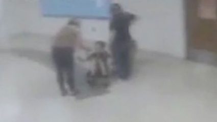 Βίντεο που εξοργίζει: Σέρνουν στο διάδρομο σχολείου αυτιστικό παιδί Βίντεο που εξοργίζει: Σέρνουν στο διάδρομο σχολείου αυτιστικό παιδί