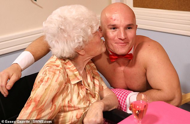 Γuμνοί μπάτλερ σερβίρουν σε ηλικιωμένες γυναίκες σε γηροκομείο! (ΦΩΤΟ)