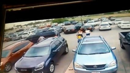 Βίντεο που σοκάρει: Εύσωμος άνδρας γρονθοκοπεί γυναίκα για μία θέση πάρκινγκ! Βίντεο που σοκάρει: Εύσωμος άνδρας γρονθοκοπεί γυναίκα για μία θέση πάρκινγκ!