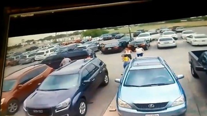 Βίντεο που σοκάρει: Εύσωμος άνδρας γρονθοκοπεί γυναίκα για μία θέση πάρκινγκ!