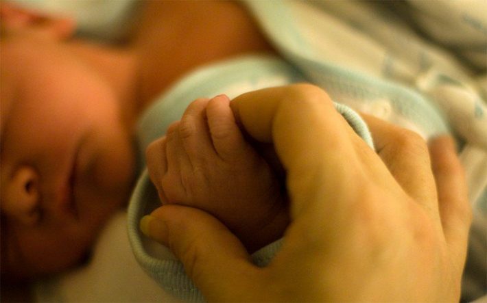 Θαύμα: Η αγκαλιά του νεογέννητου μωρού της την ξύπνησε από κώμα