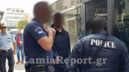Λαμία: Βγήκαν μαχαίρια στο κέντρο της πόλης! (ΦΩΤΟ) Λαμία: Βγήκαν μαχαίρια στο κέντρο της πόλης! (ΦΩΤΟ)