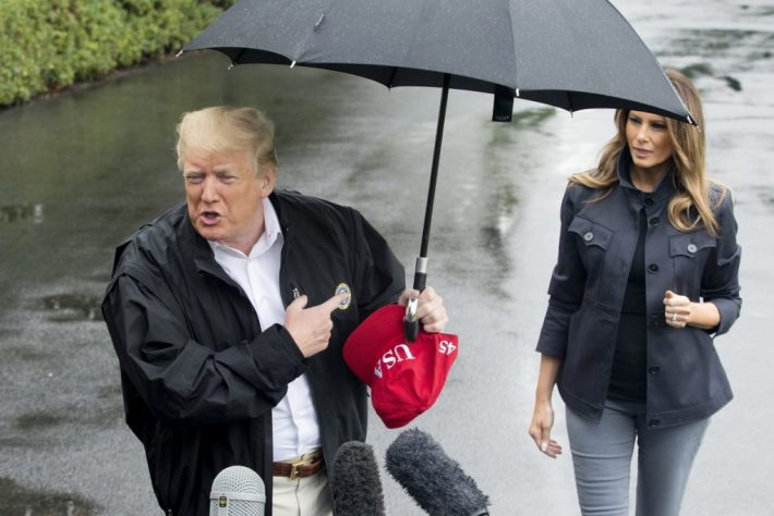 Ο Τραμπ και οι κακοί τρόποι του: άφησε την Μελάνια χωρίς ομπρέλα στη βροχή (ΒΙΝΤΕΟ)