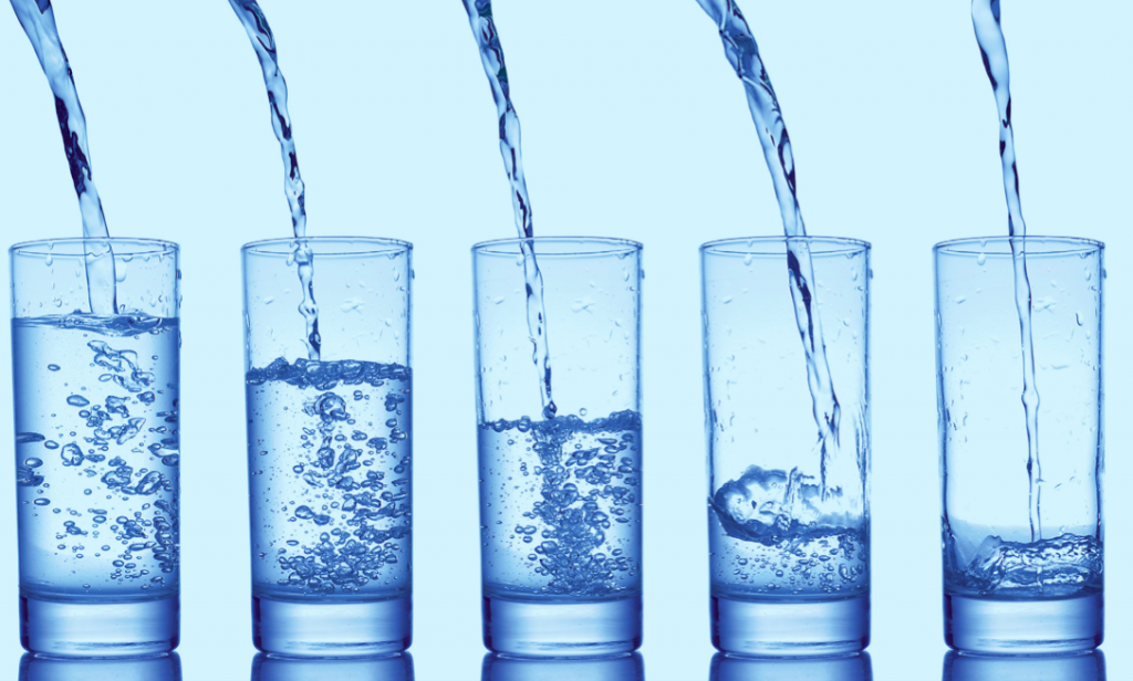 Πόσο νερό να πίνετε πριν το γεύμα για να χάνετε ένα κιλό τον μήνα!