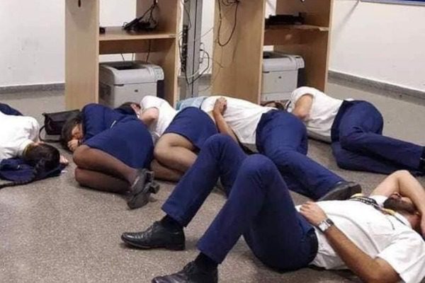 Πλήρωμα αεροπορικής κοιμήθηκε στο πάτωμα γιατί δεν τους έκλεισαν ξενοδοχείο