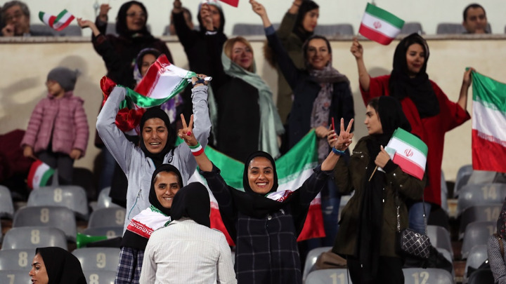 Επανάσταση στο Ιράν: Οι γυναίκες βλέπουν πλέον μπάλα!