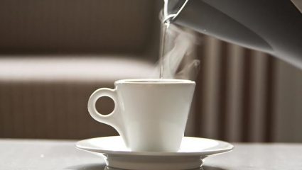 Πιείτε ζεστό νερό, γιατί κάνει καλό! Πιείτε ζεστό νερό, γιατί κάνει καλό!