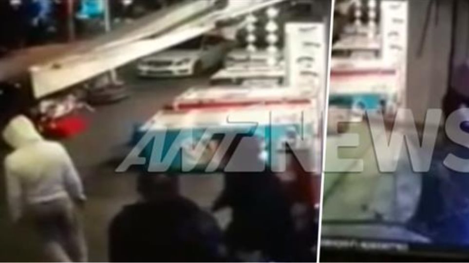 Βίντεο - ντοκουμέντο από την στιγμή που αυτοκίνητο μπούκαρε σε κοσμηματοπωλείο στο Παλαιό Φάληρο