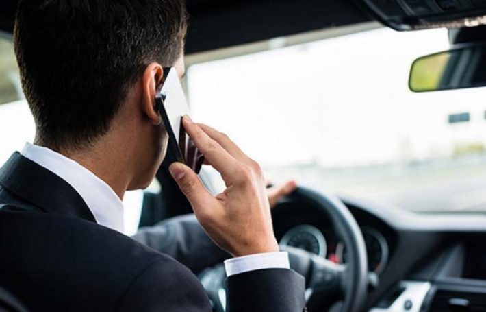 Κολλημένοι με το κινητό οι οδηγοί στην Αττική - Εκατοντάδες παραβάσεις σε τρεις μέρες