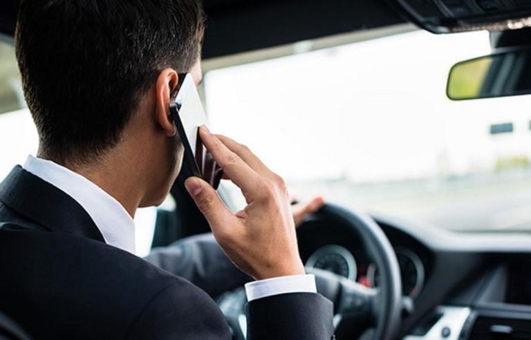 Κολλημένοι με το κινητό οι οδηγοί στην Αττική - Εκατοντάδες παραβάσεις σε τρεις μέρες