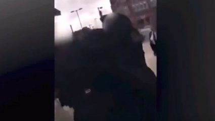 Βίντεο σοκ: Έδειρε την συμμαθήτριά της και της έβγαλε την μαντήλα Βίντεο σοκ: Έδειρε την συμμαθήτριά της και της έβγαλε την μαντήλα