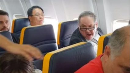 Ασύλληπτη επίθεση ρατσιστή σε γυναίκα κατά τη διάρκεια πτήσης: «Άσχημη, μαύρη σκύλα!» Ασύλληπτη επίθεση ρατσιστή σε γυναίκα κατά τη διάρκεια πτήσης: «Άσχημη, μαύρη σκύλα!»