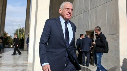 Στον ανακριτή ο Γιάννος Παπαντωνίου και η σύζυγός του Στον ανακριτή ο Γιάννος Παπαντωνίου και η σύζυγός του
