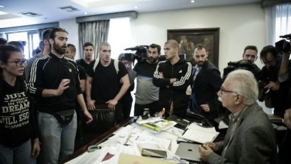 Ντου μαθητών στο υπουργείο Παιδείας – Μπούκαραν στο γραφείο του Γαβρόγλου (BINTEO) Ντου μαθητών στο υπουργείο Παιδείας – Μπούκαραν στο γραφείο του Γαβρόγλου (BINTEO)