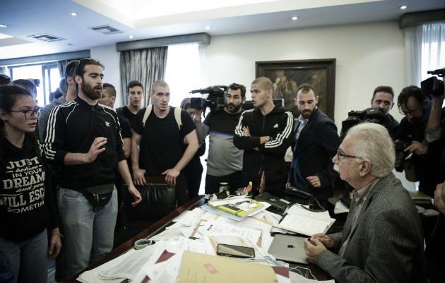 Ντου μαθητών στο υπουργείο Παιδείας – Μπούκαραν στο γραφείο του Γαβρόγλου (BINTEO) Ντου μαθητών στο υπουργείο Παιδείας – Μπούκαραν στο γραφείο του Γαβρόγλου (BINTEO)