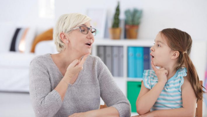 Διεθνής Ημέρα Τραυλισμού: Πώς εκδηλώνονται οι διαταραχές λόγου στο παιδί Διεθνής Ημέρα Τραυλισμού: Πώς εκδηλώνονται οι διαταραχές λόγου στο παιδί