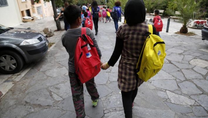 Στο Βόλο απειλούν διευθυντή Γυμνασίου επειδή δέχτηκε προσφυγόπουλα στο σχολείο