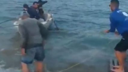 Ποδοσφαιριστές πήραν βάρκα για να πάνε σε αγώνα! – ΒΙΝΤΕΟ Ποδοσφαιριστές πήραν βάρκα για να πάνε σε αγώνα! – ΒΙΝΤΕΟ