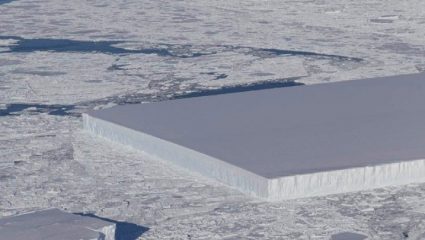 Η NASA φωτογράφισε ένα γεωμετρικό παγόβουνο σαν γιγάντιο παγάκι! Η NASA φωτογράφισε ένα γεωμετρικό παγόβουνο σαν γιγάντιο παγάκι!