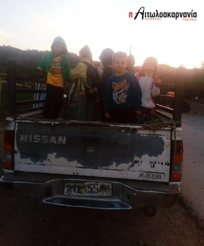 Στην Ελλάδα του 2018: Μαθητές μεταφέρονται στο σχολείο μέσα σε καρότσα αγροτικού