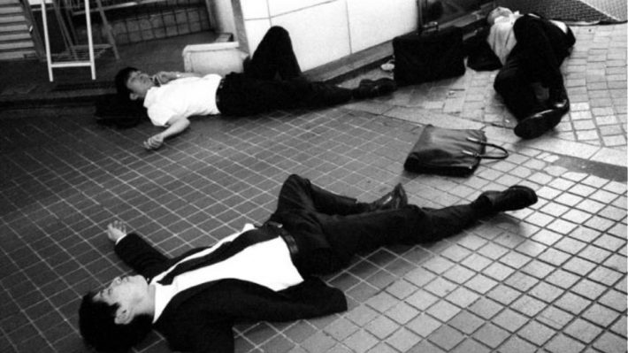 Εικόνες σοκ στην Ιαπωνία: Κατάκοποι εργαζόμενοι κοιμούνται στους δρόμους με κουστούμια! (ΦΩΤΟ)