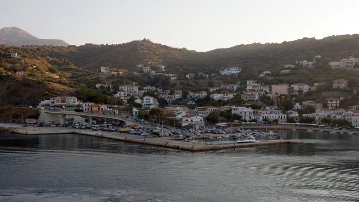 Παρουσιαστές του ΣΚΑΪ έπαιξαν ξύλο σε λιμάνι και έπεσαν στη θάλασσα! Παρουσιαστές του ΣΚΑΪ έπαιξαν ξύλο σε λιμάνι και έπεσαν στη θάλασσα!