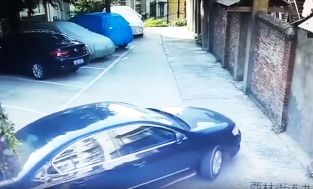 Το πάρκινγκ του... τρόμου: Νέα οδηγός τράκαρε τρία αυτοκίνητα και έριξε τοίχο! (ΒΙΝΤΕΟ)