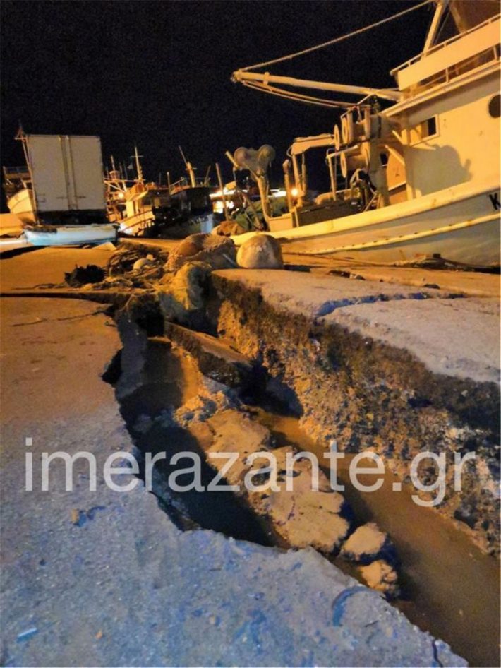Tεράστια ρωγμή στο λιμάνι της Ζακύνθου από τον σεισμό