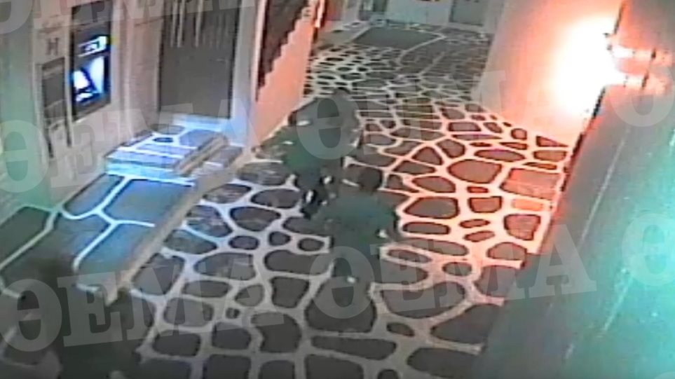 Βίντεο - ΣΟΚ: Ο άγριος ξυλοδαρμός του 19χρονου Μυκονιάτη από τους αστυνομικούς!