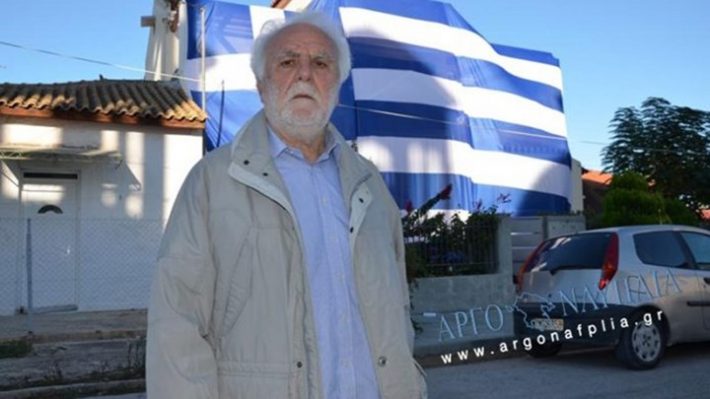 Κάλυψε το σπίτι του με μια τεράστια ελληνική σημαία (ΦΩΤΟ)