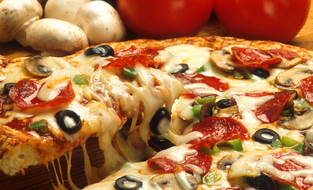 Απλή πίτσα vs σπέσιαλ πίτσα: Πόσες θερμίδες έχει κάθε κομμάτι;