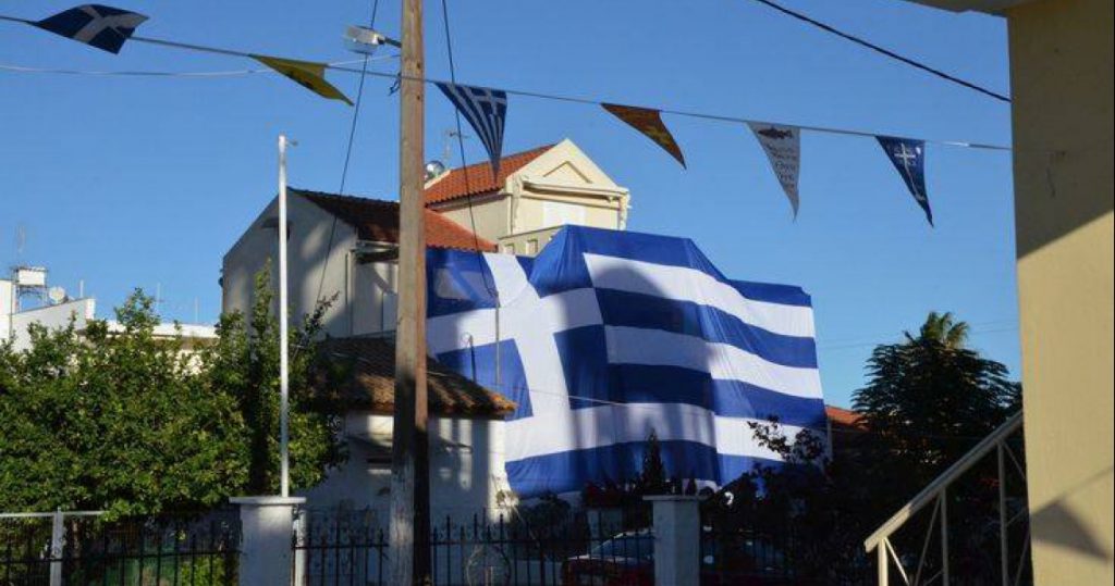 Kάλυψε ολόκληρο το σπίτι του με ελληνική σημαία 140 τ.μ.