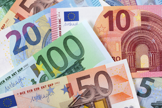 Αναλυτικός πίνακας: Μετά από 20 χρόνια ευρώ το μόνο που μειώθηκε είναι... ο μισθός!