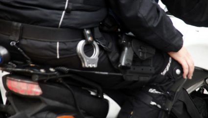 Ζητούν παρέμβαση εισαγγελέα οι ειδικοί φρουροι: «Απαράδεκτο να φιλιέται αστυνομικός κάτω από την ελληνική σημαία» Ζητούν παρέμβαση εισαγγελέα οι ειδικοί φρουροι: «Απαράδεκτο να φιλιέται αστυνομικός κάτω από την ελληνική σημαία»