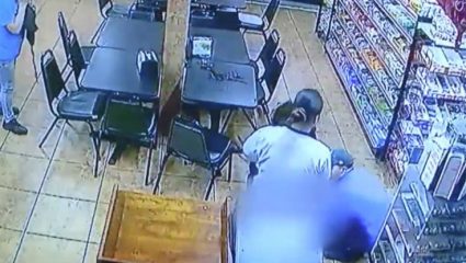 Aνυπόμονο μωρό: γυναίκα γέννησε στο ταμείο του σούπερ μάρκετ (ΒΙΝΤΕΟ) Aνυπόμονο μωρό: γυναίκα γέννησε στο ταμείο του σούπερ μάρκετ (ΒΙΝΤΕΟ)