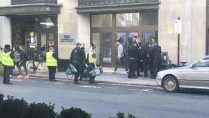 Συναγερμός στα κεντρικά της Sony στο Λονδίνο! Επίθεση με μαχαίρι (ΒΙΝΤΕΟ) Συναγερμός στα κεντρικά της Sony στο Λονδίνο! Επίθεση με μαχαίρι (ΒΙΝΤΕΟ)