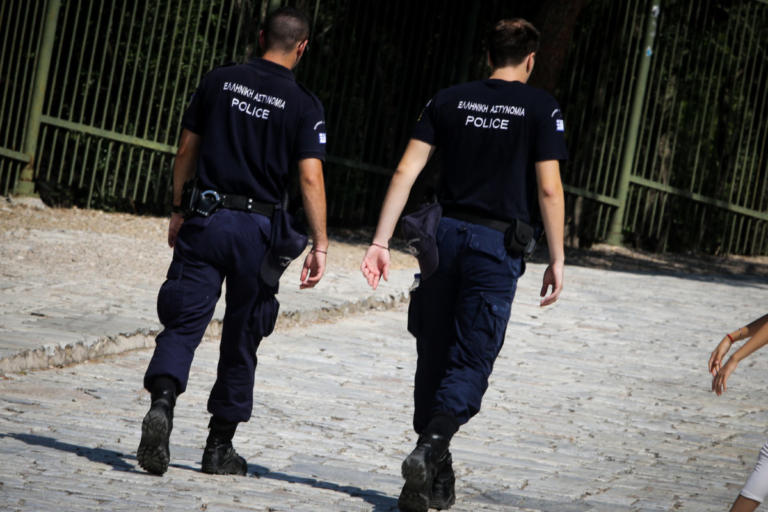 Μεθυσμένος Αλβανός πλάκωσε δύο αστυνομικούς στον Βόλο