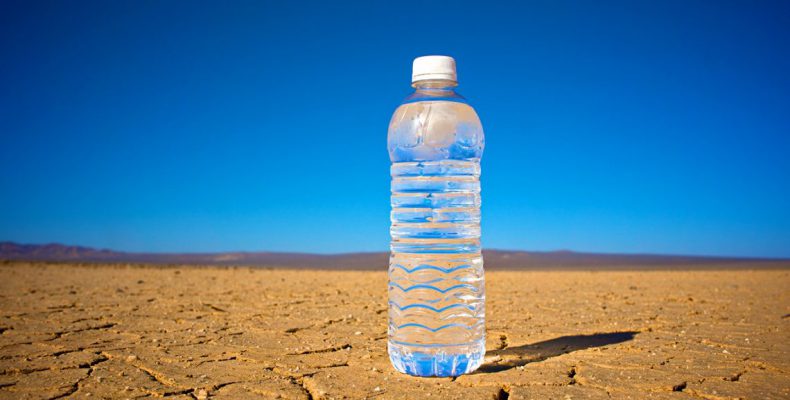 Τρομερή συσκευή παράγει νερό από τον αέρα στην έρημο!