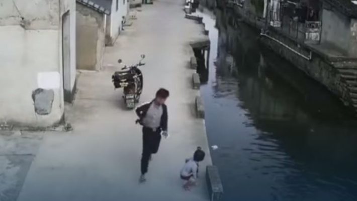 Ντελιβεράς σώζει παιδί από πνιγμό (ΒΙΝΤΕΟ) Ντελιβεράς σώζει παιδί από πνιγμό (ΒΙΝΤΕΟ)